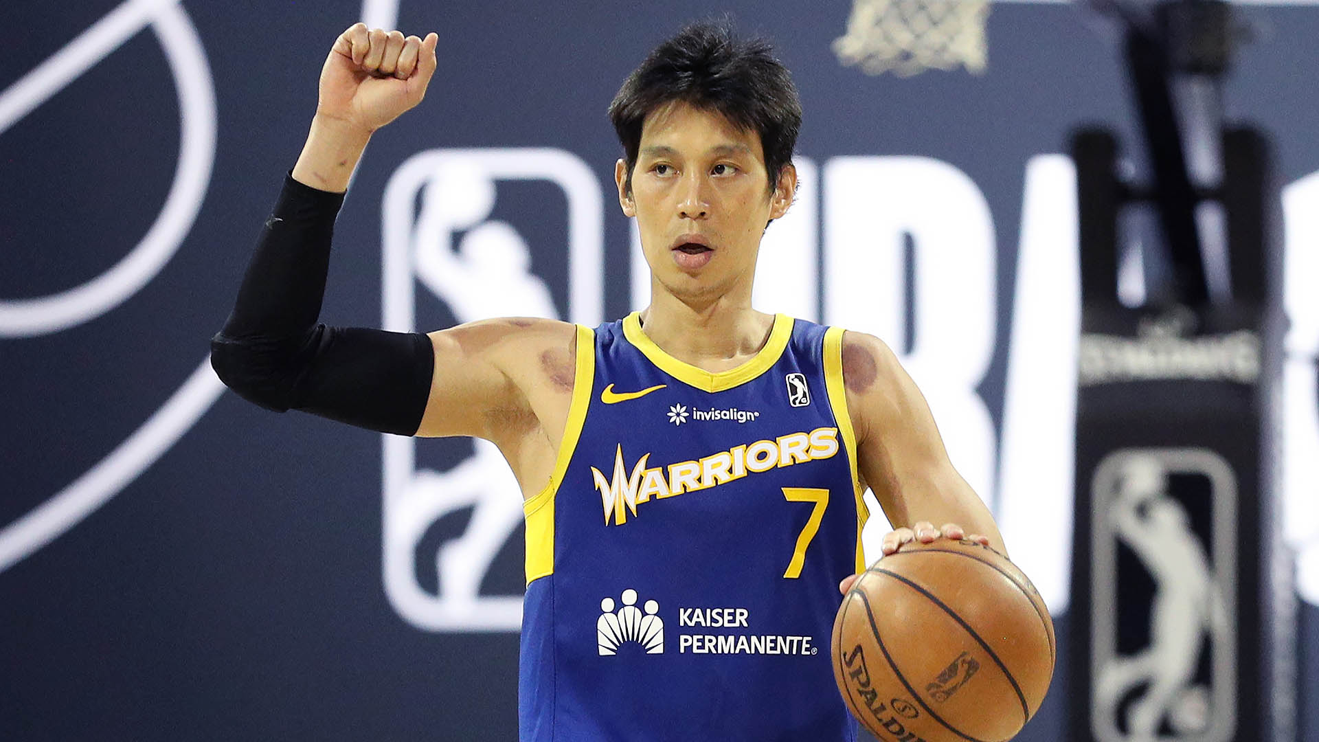 ORLANDO, FL - MARCH 9: Jeremy Lin #7 of the Santa Cruz Warriors handles the ball against the Lakeland Magic during the NBA G League Playoffs on March 9, 2021 at HP Field House in Orlando, Florida. NOTE TO USER: User expressly acknowledges and agrees that, by downloading and/or using this photograph, user is consenting to the terms and conditions of the Getty Images License Agreement. Mandatory Copyright Notice: Copyright 2021 NBAE (Photo by Chris Marion/NBAE via Getty Images)